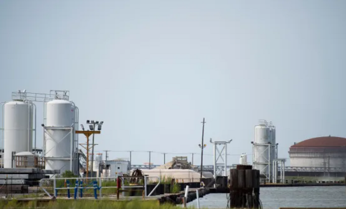 Nhà máy chế biến LNG tại Louisiana, một trong sáu nhà máy LNG mà các quan chức Mỹ kỳ vọng sẽ giúp châu Âu cắt giảm sự phụ thuộc nguồn cung năng lượng từ Nga. Ảnh: AFP.