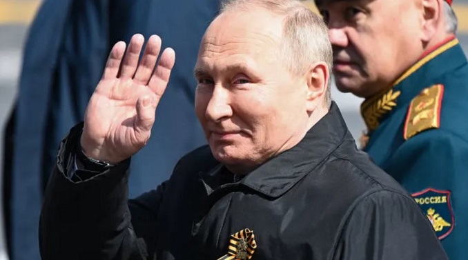 Tổng thống Nga Vladimir Putin và Bộ trưởng Quốc phòng Sergei Shoigu rời Quảng trường Đỏ sau lễ duyệt binh kỷ niệm ngày Chiến thắng ở trung tâm thủ đô Moscow. Ảnh: AFP