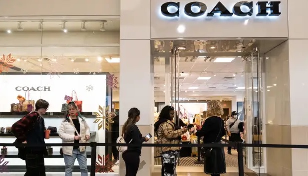 Người tiêu dùng Mỹ xếp hàng vào cửa hàng Coach tại Trung tâm thương mại Opry Mills, bang Tennessee vào ngày 25/11/2022. Ảnh: AFP