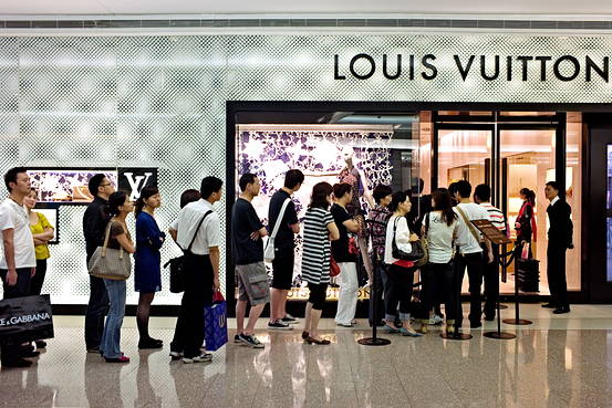 Khách hàng đợi mua sắm tại cửa hàng Louis Vuitton bên trong một trung tâm thương mại ở Thượng Hải, Trung Quốc. Ảnh: AFP