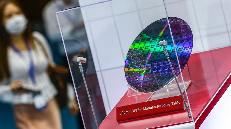 Tấm wafer có đường kính 300mm của TSMC. Ảnh: AFP