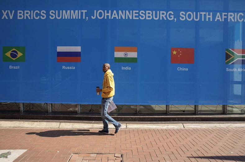Biểu ngữ bên ngoài địa điểm tổ chức Hội nghị thượng đỉnh BRICS 2023 ở thành phố Johannesburg, Nam Phi vào ngày 20/8/2023. Ảnh: AFP
