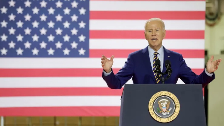 Tổng thống Mỹ Joe Biden đưa ra nhận xét về nền kinh tế Mỹ và nỗ lực của chính quyền ông nhằm phục hồi ngành sản xuất chế tạo của nước này, trong chuyến thăm Flex LTD, một nhà máy sản xuất bộ chuyển đổi vi mô năng lượng mặt trời, ở bang South Carolina, ngày 6 tháng 7 năm 2023. Ảnh: Reuters