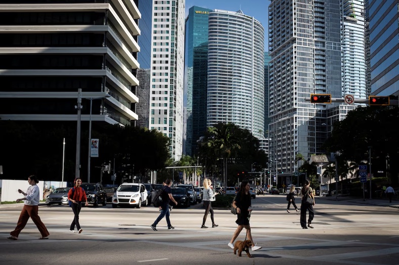 Giao lộ của Đường SW 8 và Đại lộ Brickell tại khu trung tâm tài chính Brickell, bang Florida, Mỹ. Ảnh: Reuters