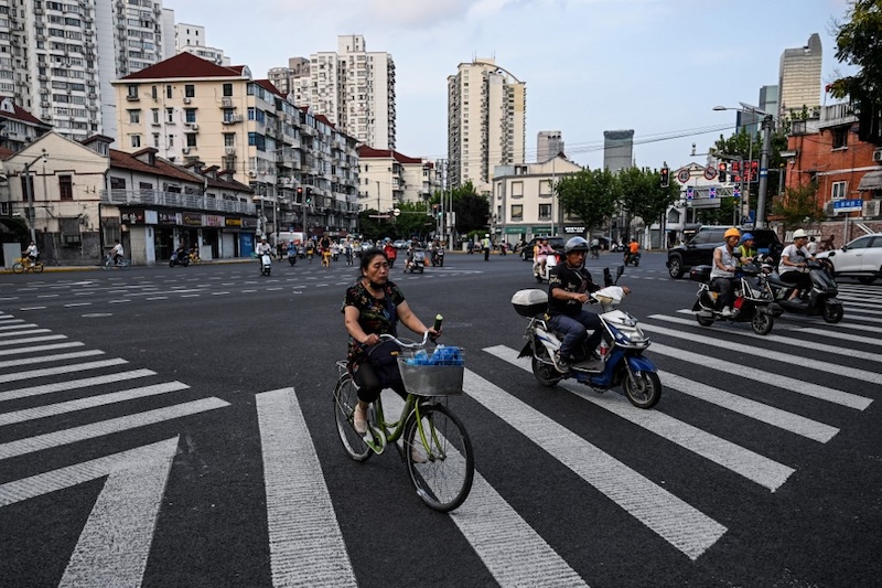 Trong bối cảnh cắt giảm việc làm và tiền lương trên diện rộng, người tiêu dùng Trung Quốc trở nên thận trọng hơn trong chi tiêu. Ảnh: Hector Retamal/AFP