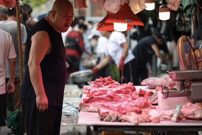 Thịt lợn được bày bán trong một khu chợ ở thành phố Thẩm Dương, tỉnh Liêu Ninh, Trung Quốc vào ngày 9/9/2024. Ảnh: STR/AFP