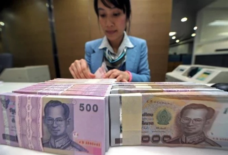 Sau động thái cắt giảm lãi suất của ngân hàng Trung ương Thái Lan, đồng baht ngày 16/10 rớt giá so với đồng đô la Mỹ và giao dịch ở mức 33,384 baht đổi một đô la Mỹ. Ảnh: AFP