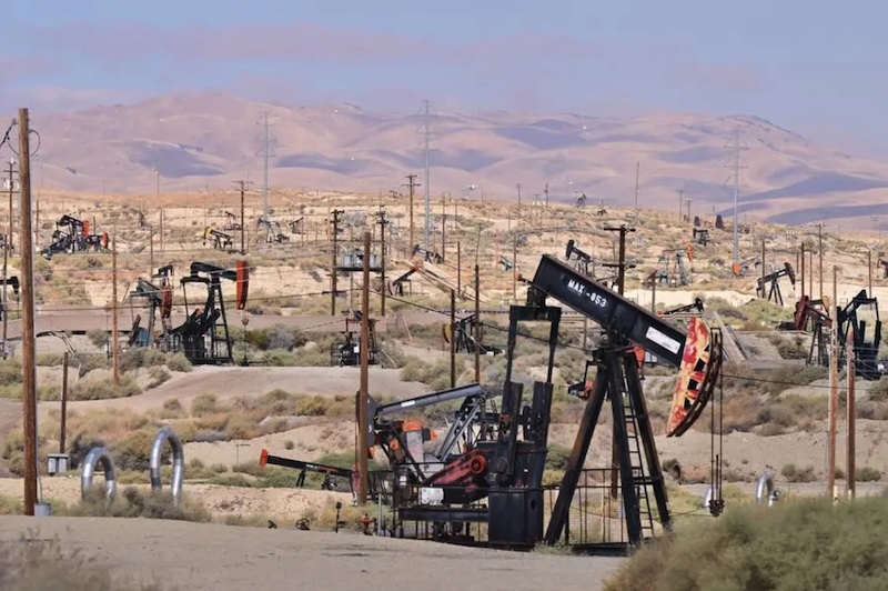 Các trạm bơm hoạt động rải rác trên các mỏ dầu ở ngoại ô Taft, Quận Kern, bang California. Ảnh: AFP