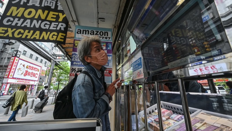 Một quầy đổi ngoại tệ bên đường tại trung tâm thành phố Tokyo, Nhật Bản. Ảnh: AFP