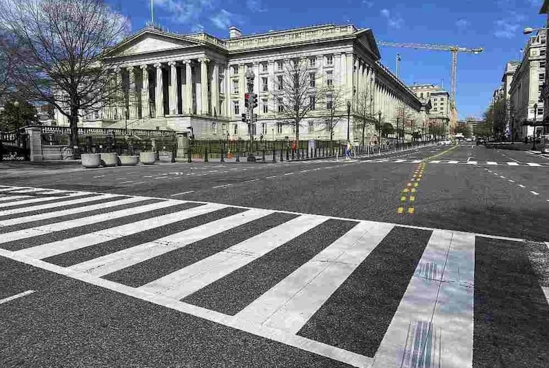 Bên ngoài trụ sở Bộ tài chính Mỹ ở thủ đô Washington, D.C. Ảnh: AFP