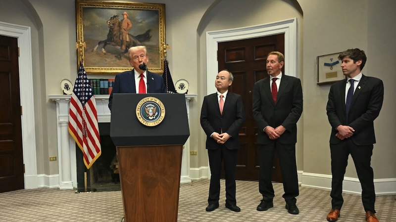 Tổng thống Mỹ Donald Trump phát biểu về hạ tầng trí tuệ nhân tạo (AI) vào ngày 21/1 tại Phòng họp Roosevelt, Nhà Trắng, dưới sự chứng kiến của đại diện Softbank, Oracle và OpenAI. Ảnh: AFP