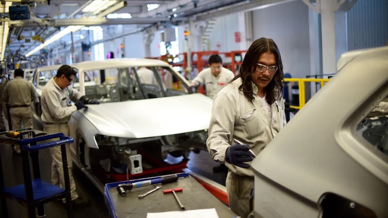 Công nhân làm việc trên dây chuyền lắp ráp mẫu xe Tiguan, nhà máy ô tô Volkswagen ở Puebla, miền Trung Mexico. Ảnh: AFP