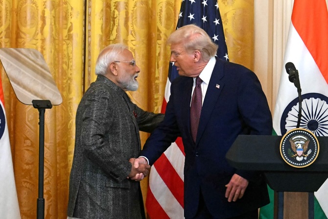 Tổng thống Mỹ Donald Trump bắt tay Thủ tướng Ấn Độ Narendra Modi trong cuộc họp báo chung tại Nhà Trắng ngày 13/2/2025. Ảnh: AFP