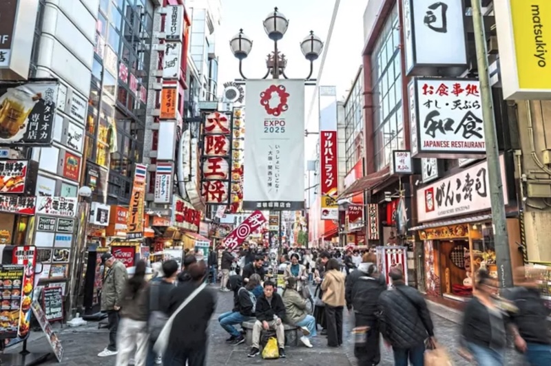  Bên ngoài một khu mua sắm ở thành phố Osaka, Nhật Bản. Ảnh: AFP