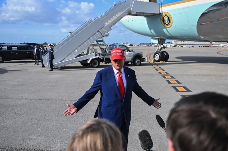 Tổng thống Mỹ Donald Trump phát biểu với các phóng viên tại sân bay quốc tế Palm Beach, bang Florida (Mỹ) vào ngày 16/2/2025. Ảnh: AFP