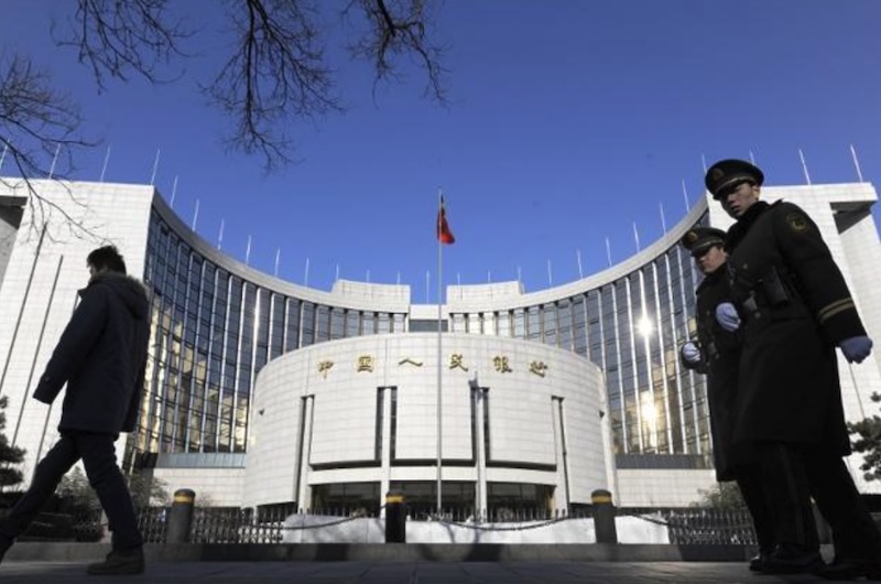 Bên ngoài trụ sở ngân hàng Trung ương Trung Quốc tại thủ đô Bắc Kinh. Ảnh: AFP