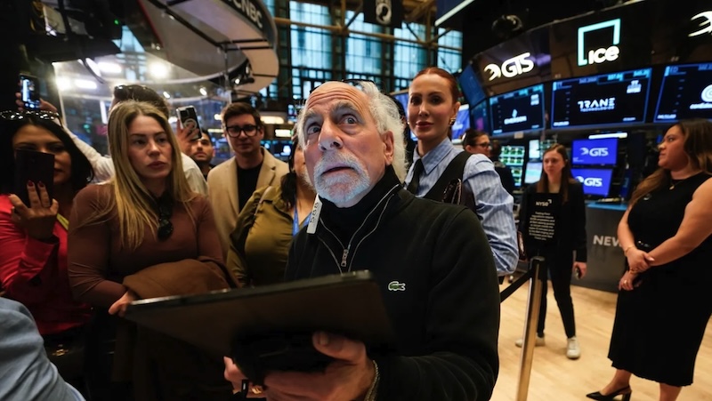 Các nhà giao dịch trên sàn chứng khoán New York. Ảnh: AFP