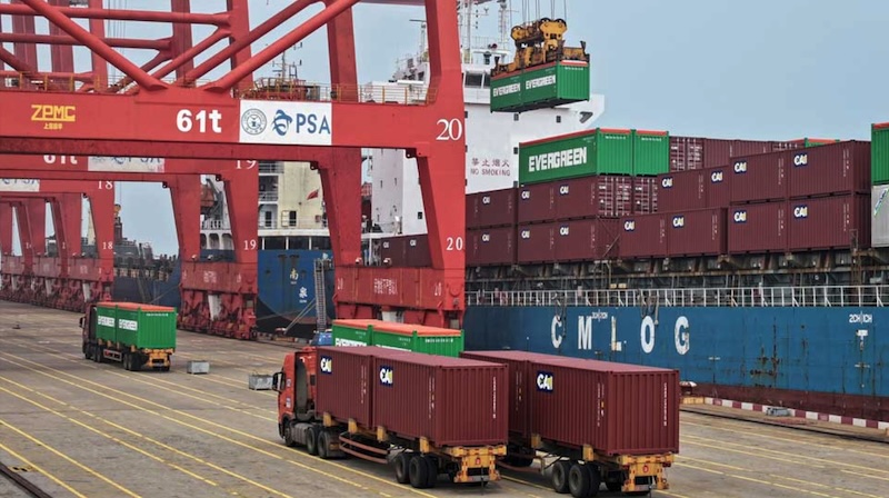 Hoạt động xếp dỡ container tại Liên Vân Cảng, tỉnh Giang Tô, Trung Quốc. Ảnh: AFP