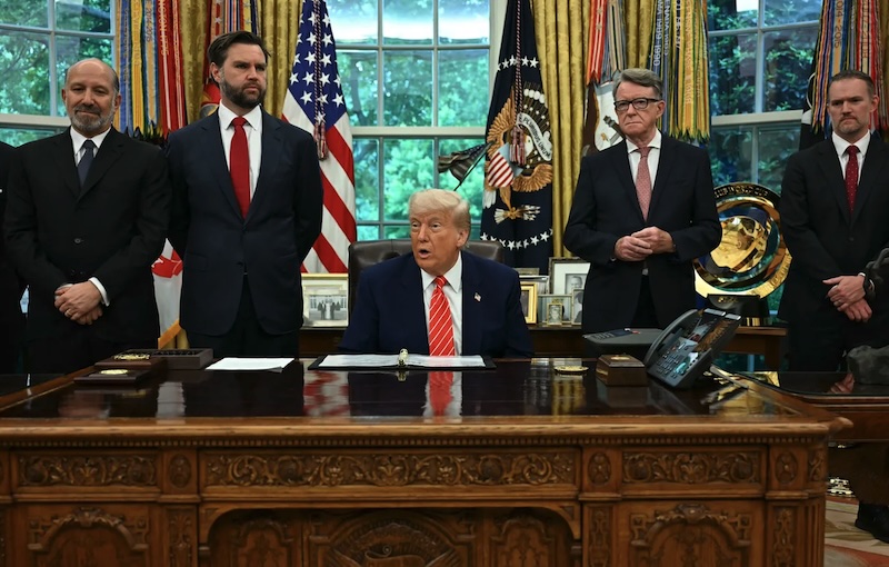  Tổng thống Mỹ Donald Trump thông báo về thỏa thuận thương mại với Bộ trưởng Thương mại Mỹ Howard Lutnick (bìa trái), Phó Tổng thống JD Vance (thứ 2 từ trái sang), Đại sứ Anh tại Mỹ Peter Mandelson (thứ 2 từ phải sang) và Đại diện Thương mại Mỹ Jamieson Greer (bìa phải) tại Phòng Bầu dục của Nhà Trắng ở Washington, D.C, vào ngày 8/5.2025. Ảnh: AFP