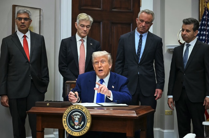 Tổng thống Mỹ Donald Trump ký lệnh hành pháp về cắt giảm giá thuốc theo toa tại Phòng họp Roosevelt của Nhà Trắng vào ngày 12/5. Ảnh: AFP