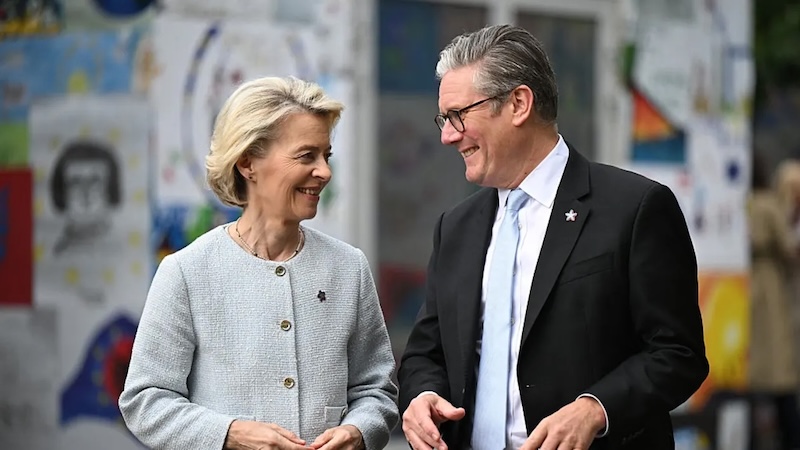 Thủ tướng Anh Keir Starmer và Chủ tịch Ủy ban châu Âu Ursula Von der Leyen tại hội nghị thượng đỉnh Cộng đồng Chính trị châu Âu, tại Tirana vào ngày 16/5/2025. Ảnh: AFP