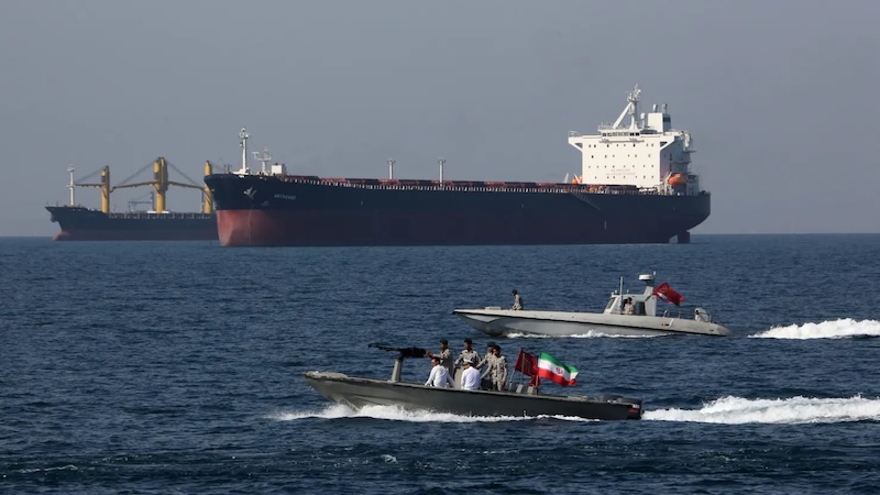 Tàu chở dầu đi qua Eo biển Hormuz - một tuyến đường thủy quan trọng về mặt chiến lược ngăn cách Iran, Oman và UEA. Ảnh: AFP
