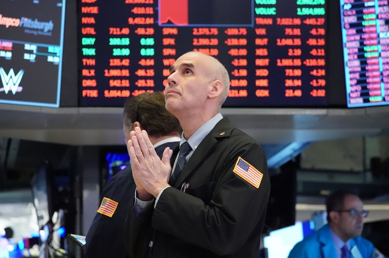 Các nhà giao dịch làm việc tại Sàn giao dịch chứng khoán New York. Ảnh: AFP