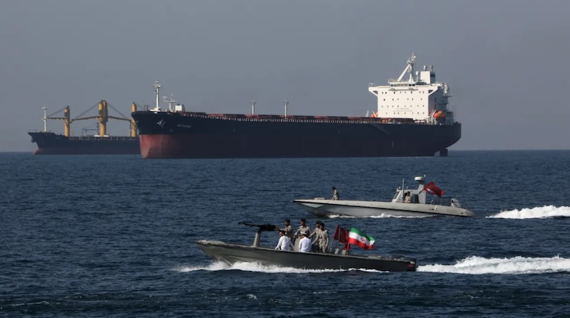 Tàu chở dầu đi qua Eo biển Hormuz - tuyến vận tải chiến lược, ngăn cách Iran, Oman và UAE. Ảnh: AFP