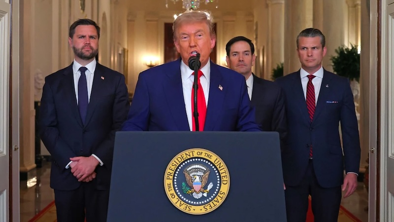 Tổng thống Mỹ Donald Trump phát biểu trước toàn quốc, cùng với Phó tổng thống JD Vance (bìa trái), Ngoại trưởng Marco Rubio (thứ hai từ phải sang) và Bộ trưởng Quốc phòng Pete Hegseth (bìa phải), từ Nhà Trắng vào ngày 21/6/2025. Ảnh: AFP