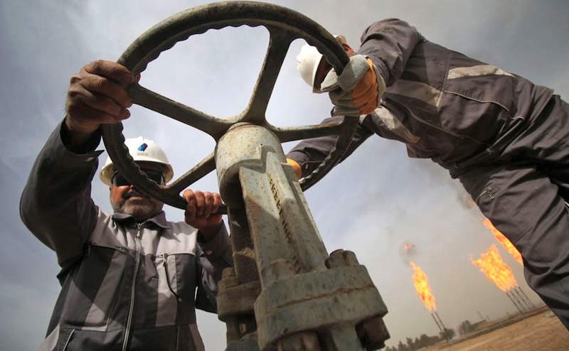 Nguồn cung ổn định và khả năng sản xuất dự phòng của các thành viên OPEC đang giúp hạn chế đà tăng giá của dầu thô. Ảnh: AFP
