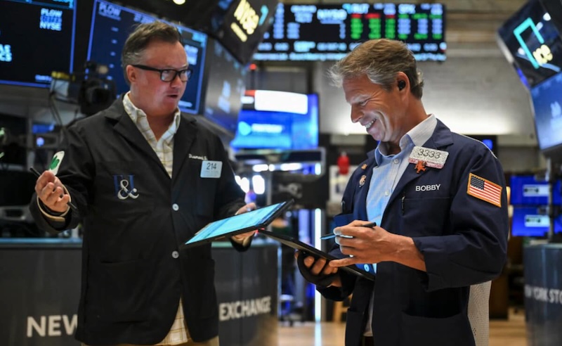 Các nhà giao dịch chứng khoán Mỹ làm việc trên sàn giao dịch chứng khoán New York (NYSE) tại thành phố New York. Ảnh: AFP