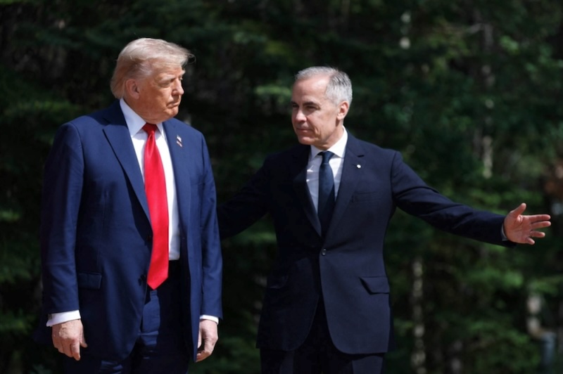 Tổng thống Mỹ Donald Trump và Thủ tướng Canada Mark Carney tại lễ đón tiếp ở hội nghị thượng đỉnh G7 diễn ra ở Kananaskis, bang Alberta, Canada vào ngày 16/6/2025. Ảnh: AFP