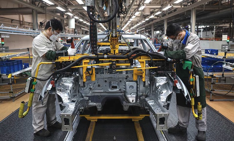 Công nhân làm việc bên dây chuyền lắp ráp tại một nhà máy ô tô của công ty FAW-Volkswagen ở tỉnh Sơn Đông, Trung Quốc. Ảnh: AFP