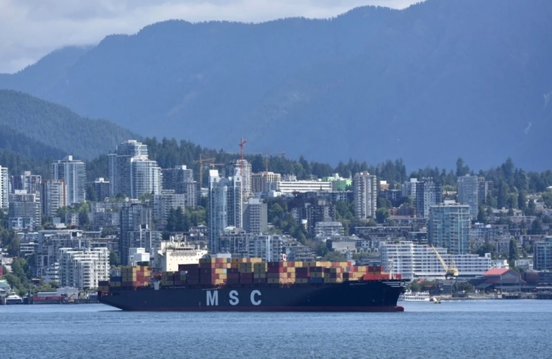 Tàu container neo đậu ở vịnh Burrard, phía trước bờ biển thành phố North Vancouver, Canada. Ảnh: AFP