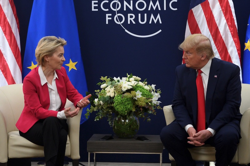 Tổng thống Mỹ Donald Trump trao đổi với Chủ tịch Ủy ban châu Âu Ursula von der Leyen trước cuộc gặp của họ tại Diễn đàn kinh tế Thế giới ở Davos, vào ngày 21/1/2020. Ảnh: AFP
