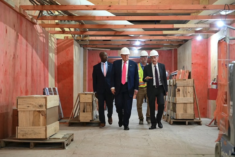 Tổng thống Mỹ Donald Trump đi cùng Chủ tịch Cục Dự trữ Liên bang (Fed) Jerome Powell (bìa phải) khi ông đến thăm trụ sở Fed tại Washington, DC, vào ngày 24/7/2025. Ảnh: AFP