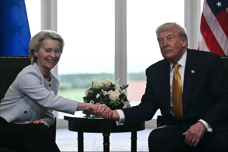  Tổng thống Donald Trump (bìa phải) công bố thỏa thuận thương mại Mỹ - EU sau cuộc gặp với Chủ tịch Ủy ban châu Âu Ursula von der Leyen tại Scotland vào ngày 27/7/2025. Ảnh: AFP