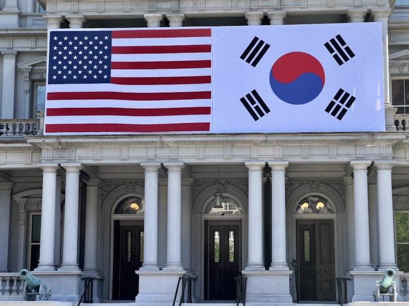 Cờ Hàn Quốc và cờ Mỹ được treo bên ngoài Tòa nhà văn phòng hành pháp Eisenhower, bên cạnh Nhà Trắng, vào ngày 21/4/2023. Ảnh: AFP
