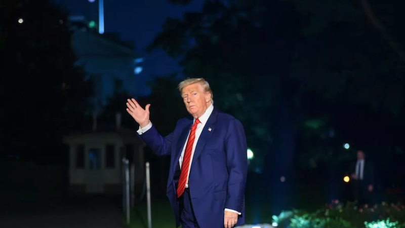 Tổng thống Donald Trump cho biết thuế quan đối với dược phẩm nhập khẩu vào Mỹ có thể lên mức 250% sau một thời gian ở mức thấp. Ảnh: AFP