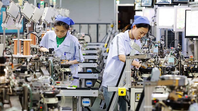 Công nhân làm việc tại một xưởng sản xuất các sản phẩm điện tử xuất khẩu ở thành phố Tú Thiên, tỉnh Giang Tô, Trung Quốc. Ảnh: AFP