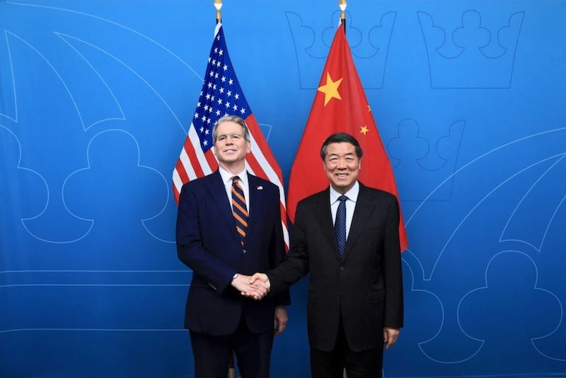 Bộ trưởng tài chính Mỹ Scott Bessent và Phó thủ tướng Trung Quốc Hà Lập Phong (He Lifeng) tại một cuộc họp tại Stockholm, Thụy Điển, vào ngày 28/7/2025. Ảnh: AFP