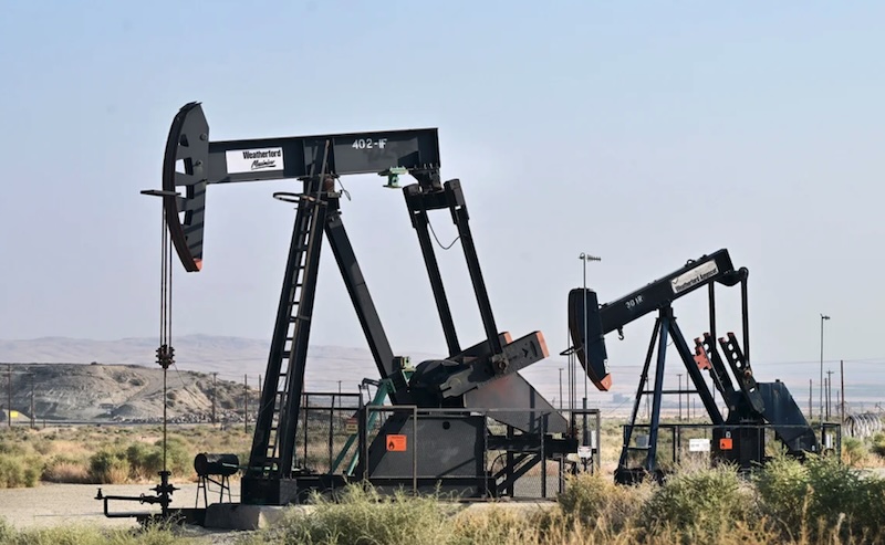 Các giàn bơm dầu đang hoạt động ở Quận Kern, bang California, Mỹ. Ảnh: AFP