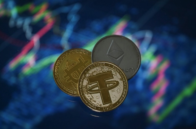Ảnh minh họa các đồng tiền điện tử mạ vàng, bao gồm: đồng Tether, đồng Bitcoin và đồng Ethereum. Nguồn: AFP