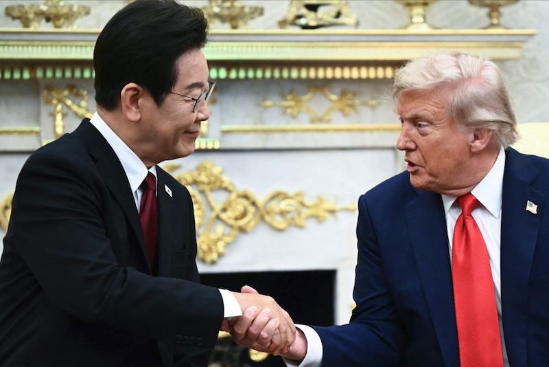 Tổng thống Mỹ Donald Trump bắt tay Tổng thống Hàn Quốc Lee Jae Myung trong cuộc gặp song phương tại Phòng Bầu dục của Nhà Trắng vào ngày 25/8. Ảnh: AFP