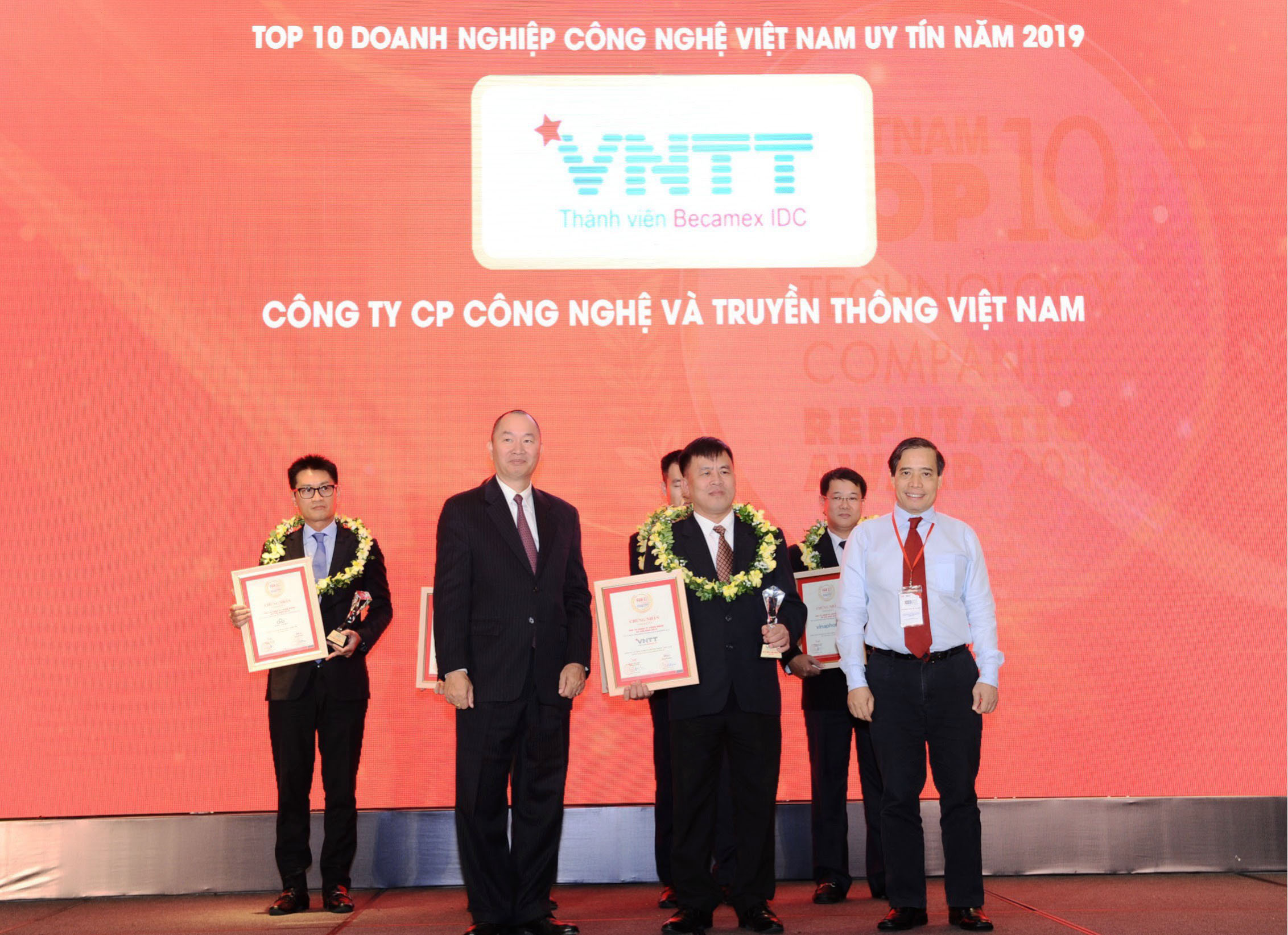 Công ty VNTT được trao giải doanh nghiệp công nghệ uy tín năm 2019.