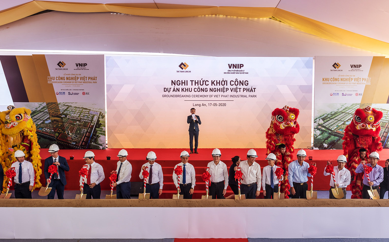 Nguyên Chủ tịch Nước Trương Tấn Sang và các đai biểu thực hiện nghi thức khởi công Khu công nghiệp Việt Phát