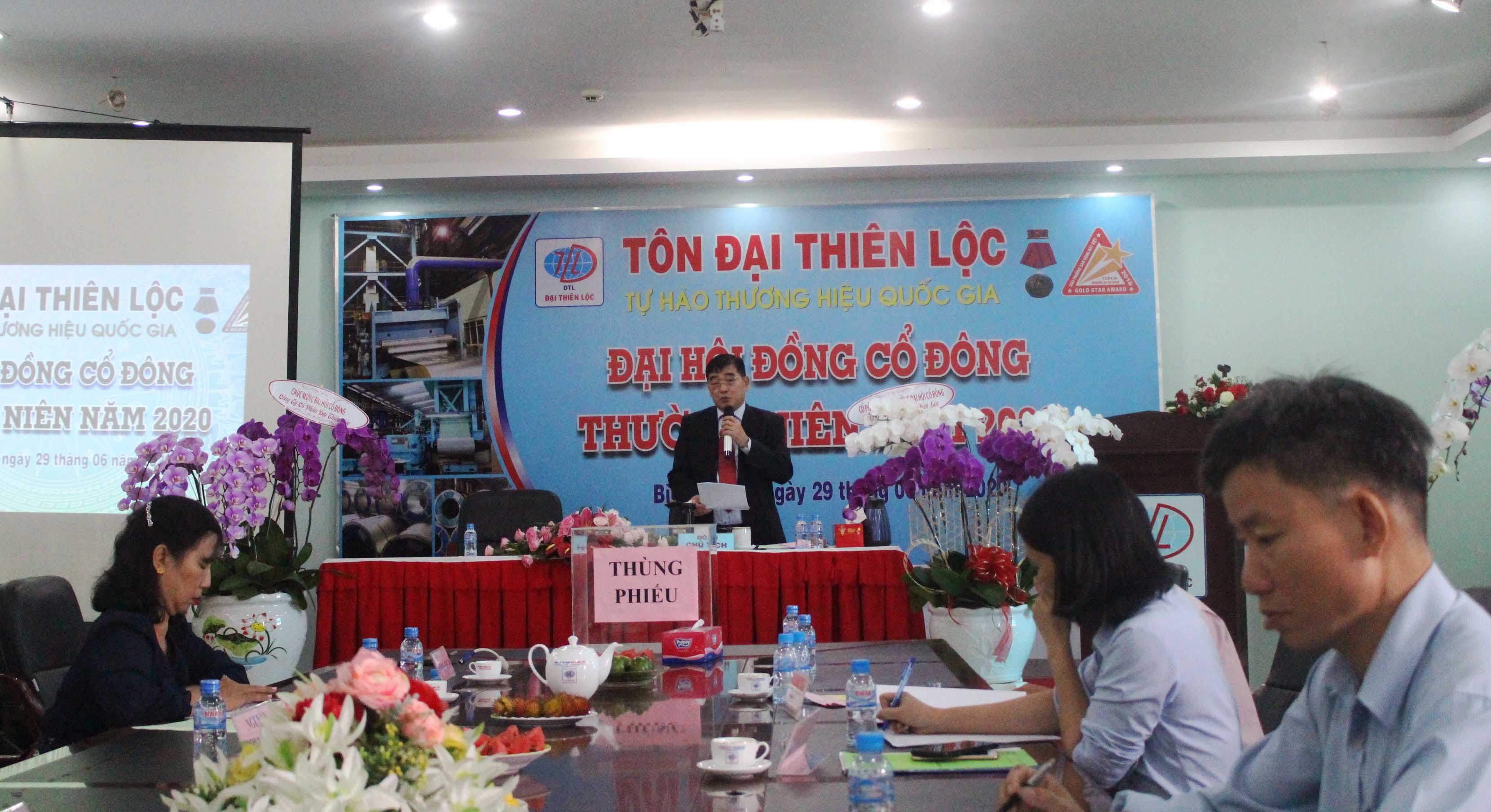 Ông Nguyễn Thanh Nghĩa, Chủ tịch HĐQT Đại Thiên Lộc trao đổi tại ĐHCD. 