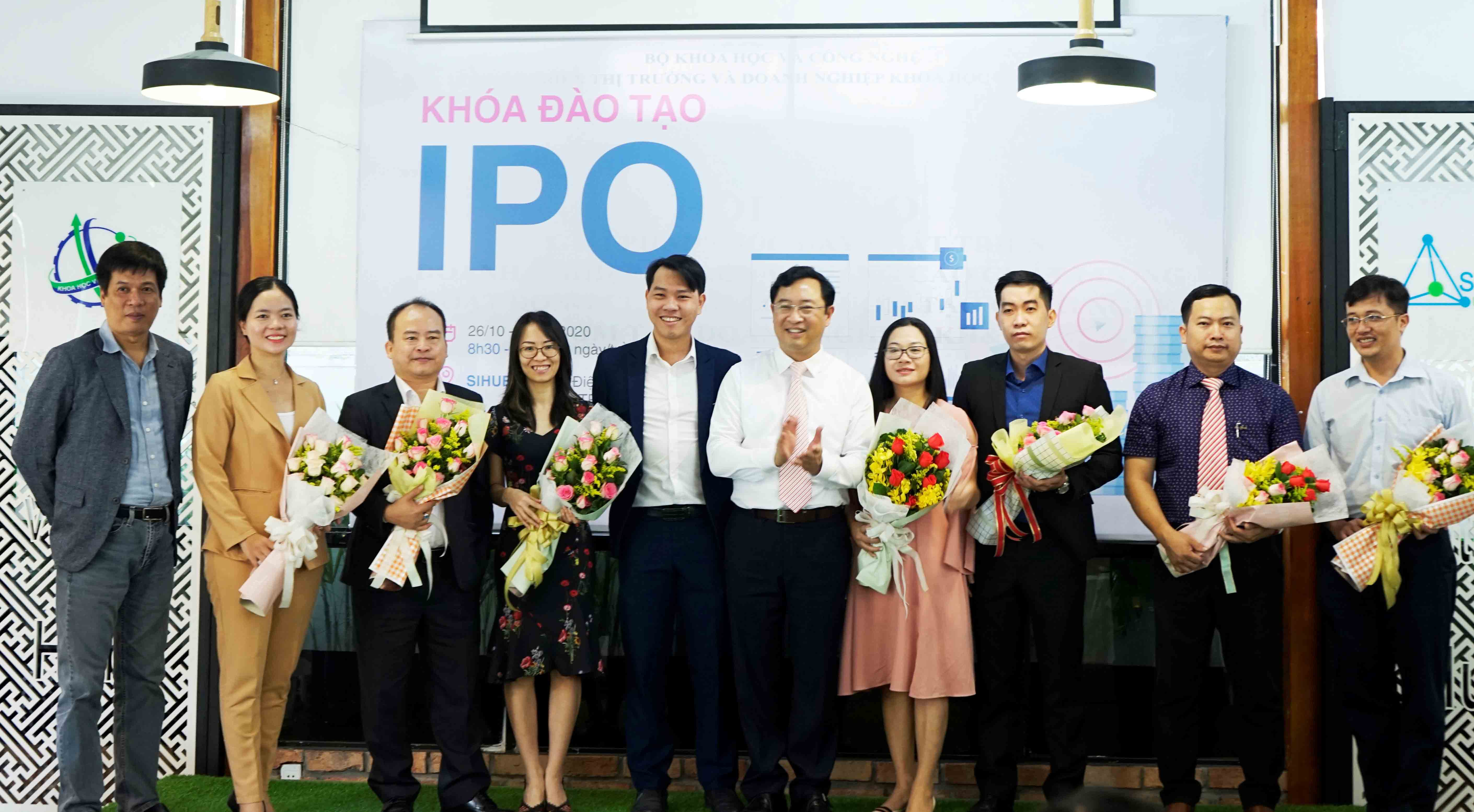 Các đại biểu, giảng viên chụp ảnh lưu niệm tại lễ khai giảng khóa đào tạo IPO đầu tiên