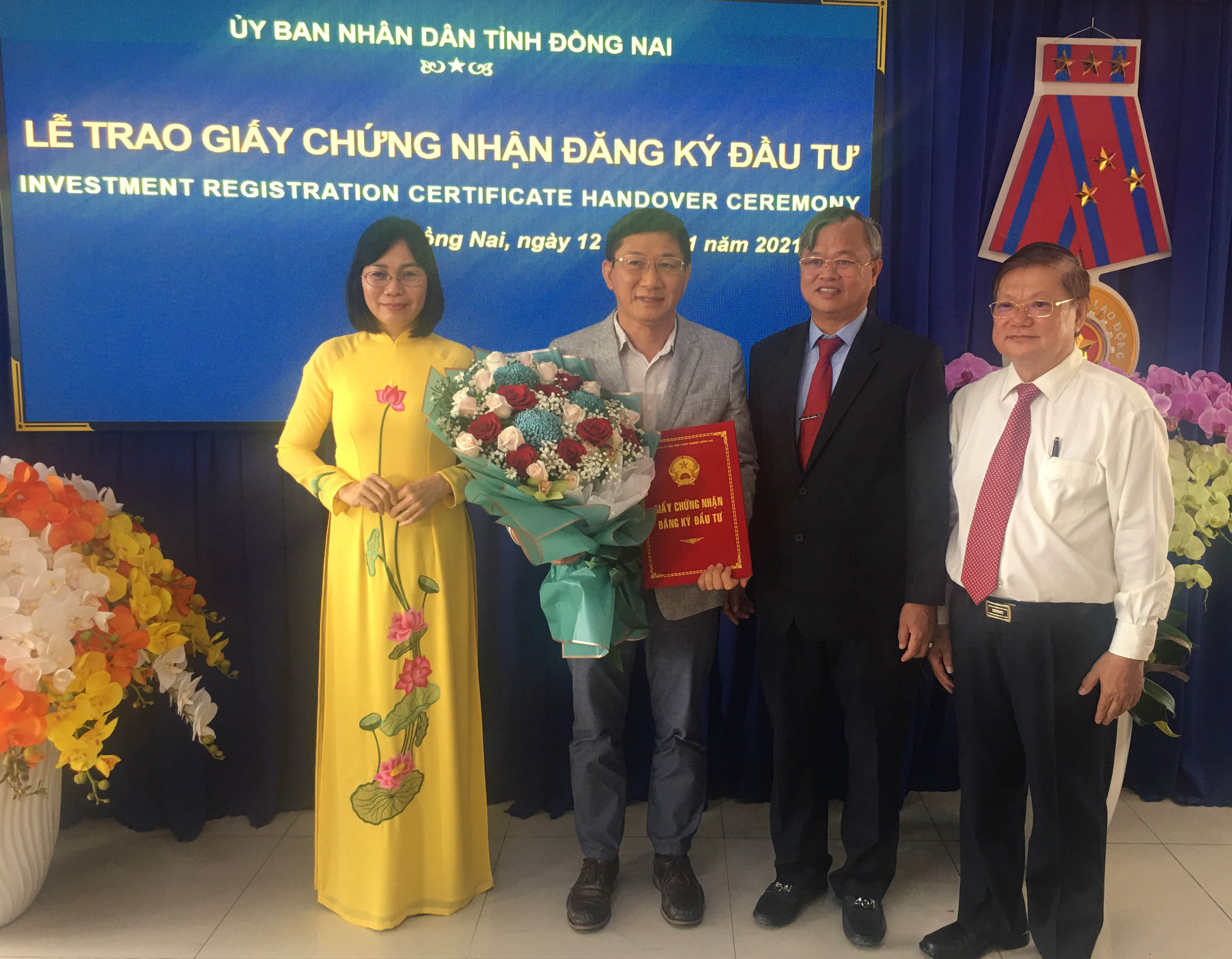 Ông Cao Tiến Dũng, Chủ tịch UBND tỉnh Đồng Nai (đứng thứ 2 từ bên phải) trao giấy phép, chụp ảnh lưu niệm với nhà đầu tư.