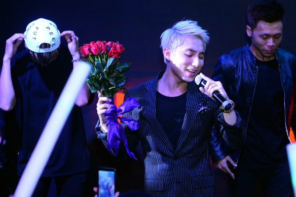 Mặc dù đã qua ngày sinh nhật, nhưng fan Hà Nội vẫn gửi tới ca sĩ “Không phải dạng vừa đâu” những bó hoa tươi thắm.